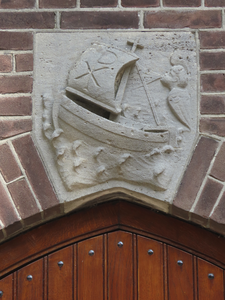 901684 Afbeelding van de sluitsteen boven de ingang van een zijkapel van de R.K. Sint-Willibrordkerk (Pastoor Ohllaan ...